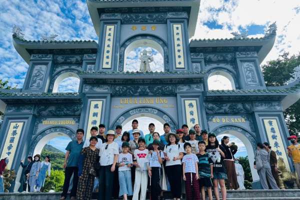 Đoàn Khách Đi Tham Quan Đà Nẵng