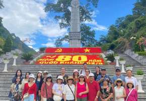 Đoàn Khách Đi Tham Quan Cao Bằng