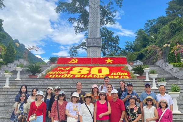 Đoàn Khách Đi Tham Quan Cao Bằng