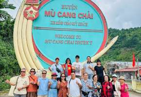 Đoàn khách đi tham quan Mù Cang Chải