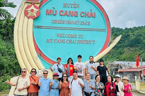 Đoàn khách đi tham quan Mù Cang Chải